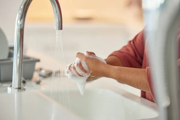 Handen Wassen Schoonmaken Persoon Met Hygiëne Water Voor Wellness Een — Stockfoto