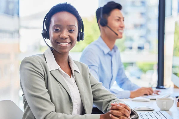 Zwarte Vrouw Telemarketing Glimlach Bij Helpdesk Voor Communicatie Klantenondersteuning Contact — Stockfoto