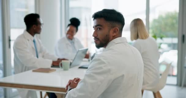 Médicos Rostro Retrato Hombre Feliz Reunión Para Colaborar Trabajando Innovación — Vídeo de stock