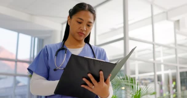 Nővér Olvasási Dokumentumok Egészségügyi Nyilvántartás Vagy Jelentés Kórházban Papírmunka Egészségügyi — Stock videók