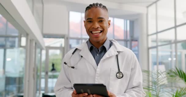 医生和快乐的黑人男子 拥有用于研究 远程保健和医院保健的平板电脑 来自尼日利亚的非洲医疗专业人员 技术和外科医生 肖像和雇员 — 图库视频影像