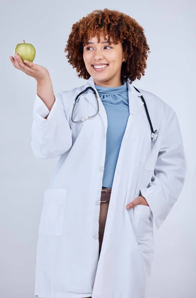 Lekarz Kobieta Uśmiech Jabłkiem Studio Białe Tło Wellness Szczęśliwy Pracownik — Zdjęcie stockowe