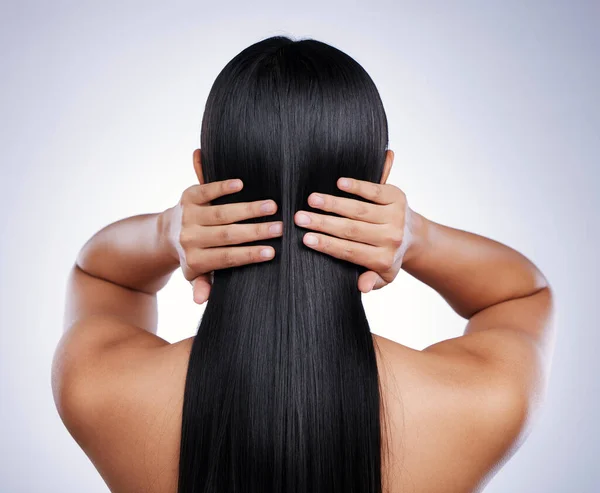 Žena Vlasy Krása Záda Lesk Účes Kosmetikou Ruce Bílém Pozadí — Stock fotografie