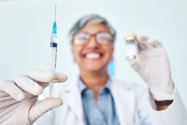 Impfung Hände Und Ärztin Krankenhaus Mit Medizinischer Innovativer Oder Heilung — Stockfoto