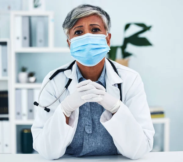 Assistenza Sanitaria Maschera Facciale Ritratto Una Dottoressa Nel Suo Ufficio — Foto Stock