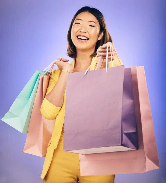 采购购物袋 肖像和女人给予 提供或时装折扣 交易或销售工作室紫色背景 年轻顾客 模特儿或亚洲人的礼品 奖品或竞争 — 图库照片