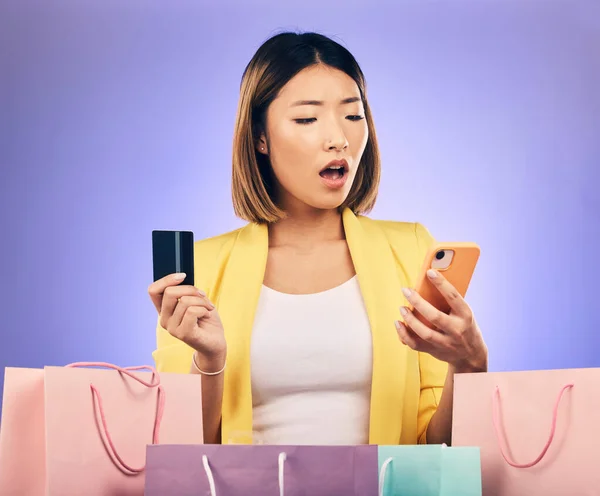 신용카드 스트레스 온라인 문제로 충격을 받았거나 놀랐다 소매치기들 아시아 사람들 — 스톡 사진