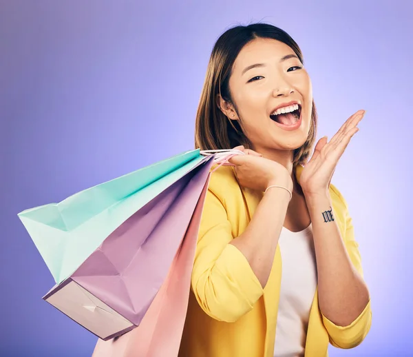 쇼핑백 초상화 할인의 보라색 스튜디오 화장품 흥분된 우승을 아시아 — 스톡 사진