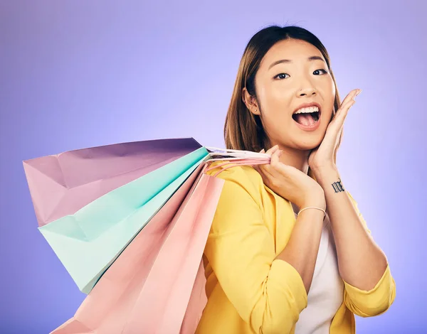 아시아 놀라고 가방에 소매상 광고와 판매를 보라색 배경으로 있습니다 매장에서 — 스톡 사진