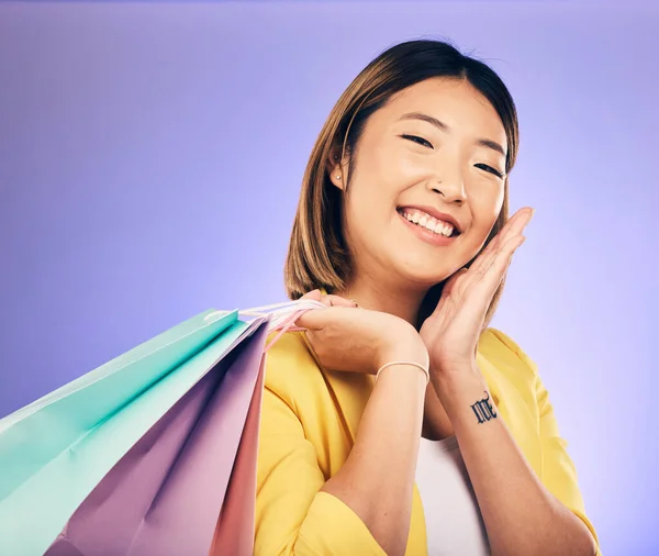 Uśmiech Portret Kobieta Torbą Zakupy Handel Detaliczny Sprzedażą Mody Fioletowym — Zdjęcie stockowe