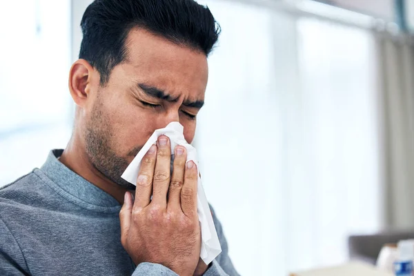 吸气的鼻子 病人和男人的组织过敏 干草热和鼻窦炎问题在家里 流感症状和男性因鼻窦炎感染 病毒和疾病用手帕打喷嚏 — 图库照片