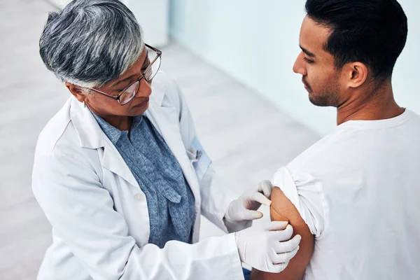 Médico Braço Homem Com Gesso Para Vacina Proteção Saúde Segurança — Fotografia de Stock