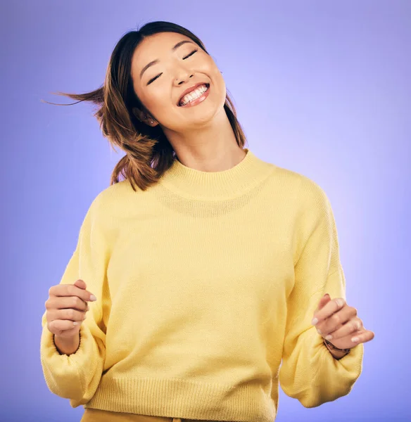 Szczęśliwa Azjatka Tańcząca Ciesząca Się Muzyką Wolnością Lub Swobodną Modą — Zdjęcie stockowe