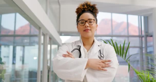 Rostro Médico Mujer Feliz Con Los Brazos Cruzados Hospital Para — Vídeo de stock