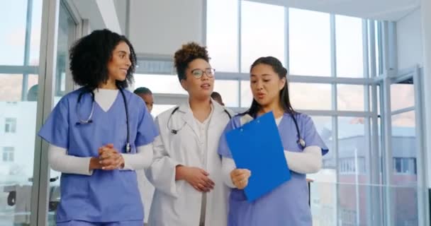病院の廊下の医師 チーム 女性は チェックリスト ツアーや職場での開発を示しています 医療グループ 新しい従業員と仕事への募集のための歓迎と現代のクリニックで一緒に歩く — ストック動画