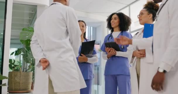 与团体 医院和领导握手和欢迎 以图友善 尊重或介绍 医疗团队 新员工 与新员工一起在诊所集合 开会应聘工作 — 图库视频影像