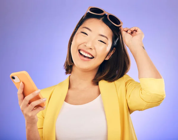 Щаслива Азіатка Портрет Телефон Моді Спілкування Фоні Фіолетової Студії Жіноча — стокове фото