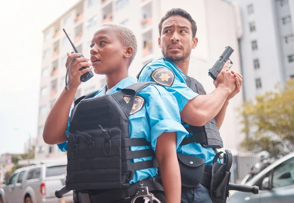 城市里的小组 枪支和警察对犯罪 谈论装备和准备行动 法律和一名黑人妇女和男子在合作从事犯罪活动的过程中开始行动 — 图库照片