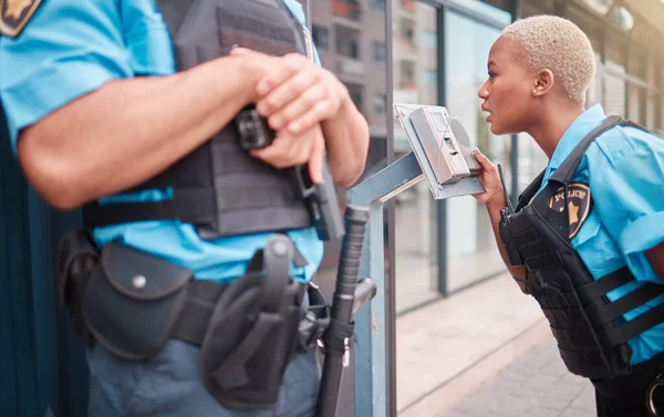 Femme Police Interphone Par Porte Pour Enquêter Fouiller Appeler Suspect — Photo