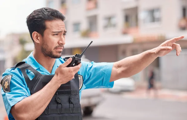 Hombre Asiático Policía Señalando Con Walkie Talkie Ciudad Para Despacho —  Fotos de Stock