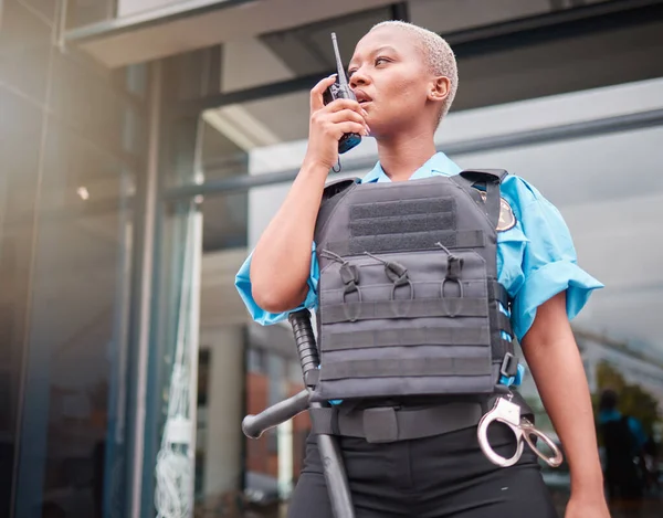 Policía Walkie Talkie Patrulla Con Una Agente Negra Aire Libre —  Fotos de Stock