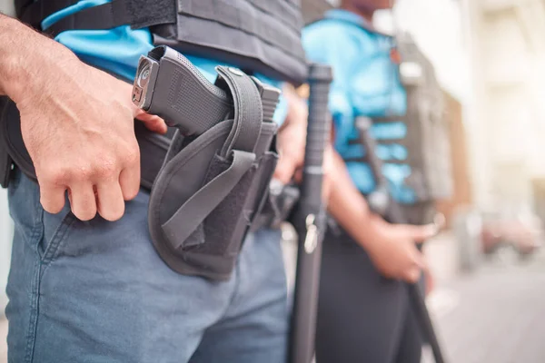Uomo Mani Polizia Con Pistola Nella Fondina Proteggere Servire Città — Foto Stock