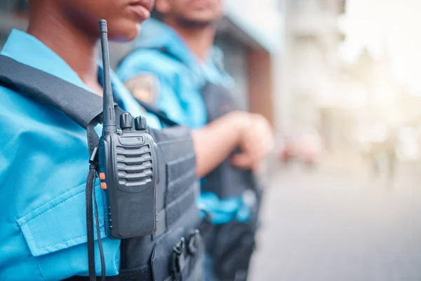 Rádió Rendőrség Megfigyelés Egy Fekete Rendőrnővel Aki Odakint Áll Miközben — Stock Fotó