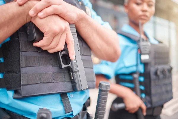 Policía Mano Pistola Con Oficial Policía Parado Aire Libre Ciudad — Foto de Stock