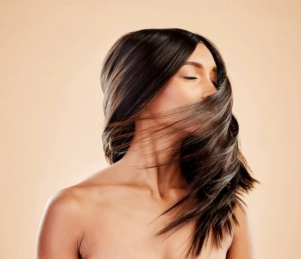 Femme Beauté Secouer Les Cheveux Studio Pour Des Résultats Esthétiques — Photo
