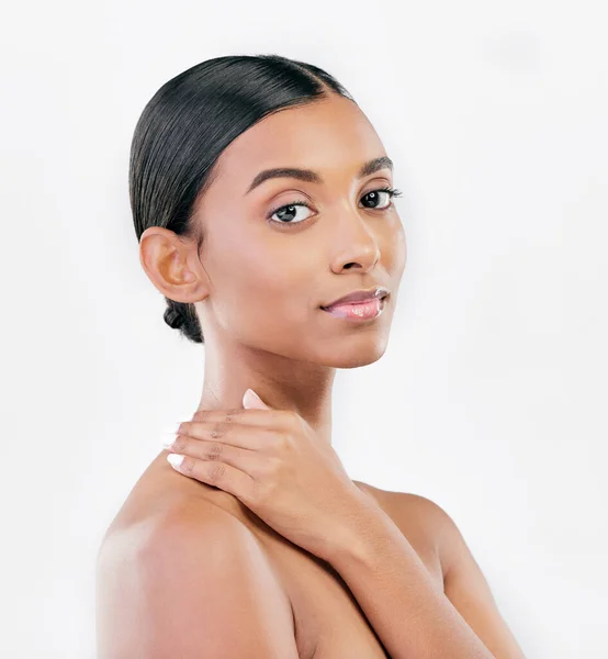 一个有着自然皮肤的女人在白色背景上被隔离的触摸 美丽和人脸肖像 工作室中用于面部光泽或自我护理的印度女模的皮肤科 化妆品和化妆品 — 图库照片
