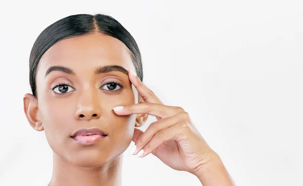 手拉手的脸和肖像一个女人的自然皮肤发光孤立在一个白色的背景 工作室中用于面部光泽或自我护理的印度女模的皮肤科 化妆品和化妆品 — 图库照片