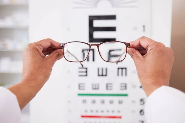 Bril Handen Optometrie Gezichtsvermogen Oogverzorging Gezondheid Met Gezichtsvermogen Test Grafiek — Stockfoto
