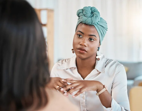 Επιχειρηματίες Συζήτηση Και Συνάντηση Συνέντευξη Στο Γραφείο Μια Μαύρη Γυναίκα — Φωτογραφία Αρχείου