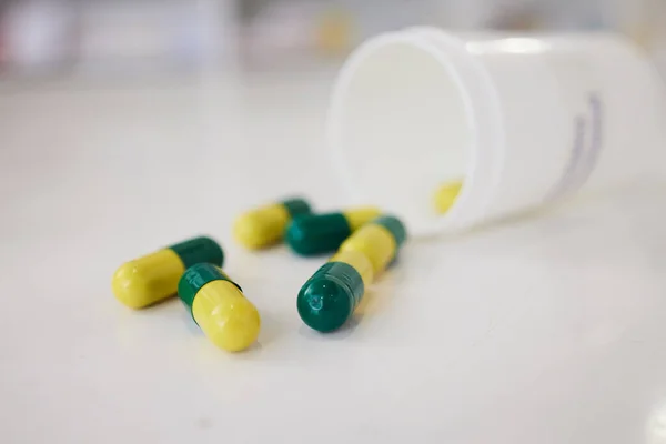 Tabletki Leki Kapsułki Leków Stole Leczenia Bólu Lub Lekarstwa Klinice — Zdjęcie stockowe