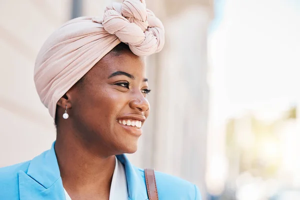 Pensando Feliz Uma Mulher Negra Cidade Para Trabalho Visão Negócios — Fotografia de Stock