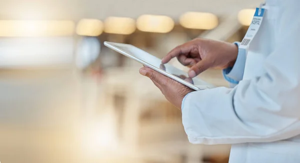Cyfrowa Tabletka Zbliżenie Ręce Lekarza Przeglądającego Podczas Badań Medycznych Celu — Zdjęcie stockowe