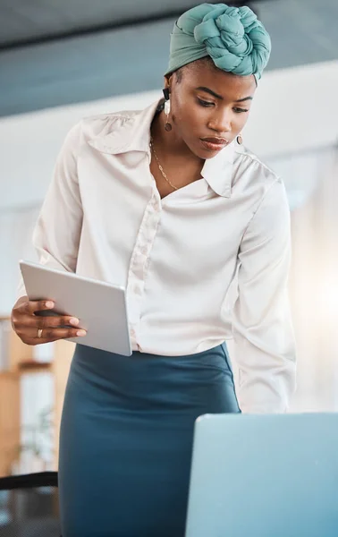 Чернокожая Женщина Бизнес Работа Над Ноутбуком Планшетом Исследовательским Интернет Сайтом — стоковое фото