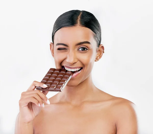초콜릿 입으로 다이어트를 하거나 화이트 스튜디오 배경에 불건전 식사를 여성의 — 스톡 사진