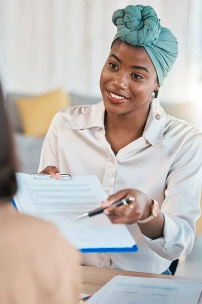 Gente Negocios Firma Contrato Reunión Entrevista Oficina Con Mujer Negra —  Fotos de Stock
