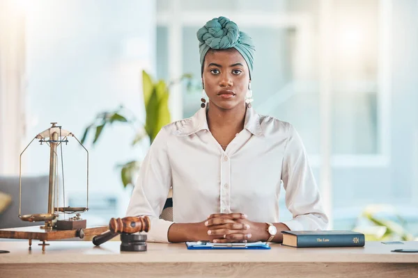 Anwältin Porträt Und Ernsthafte Schwarze Frau Auf Dem Tisch Büro — Stockfoto