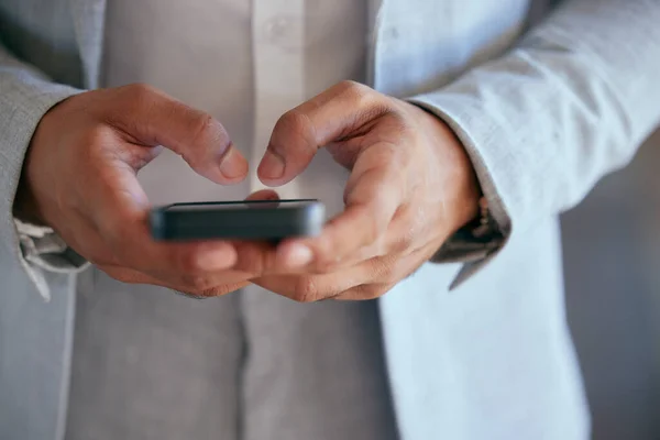 Zakenman Handen Typen Met Een Telefoon Voor Communicatie Mail Sociaal — Stockfoto