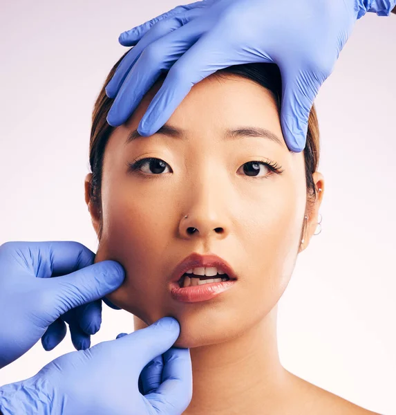 Aziatische Vrouw Chirurgie Knijpen Gezichtshuid Studio Voor Cosmetische Inspectie Handen — Stockfoto