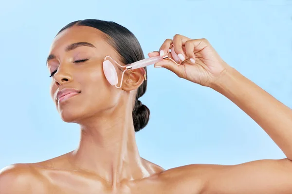 Masaje Facial Mujer Rodillo Belleza Natural Cuidado Piel Cosméticos Herramientas —  Fotos de Stock