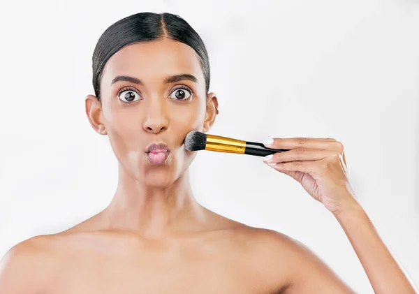 Porträtt Rolig Och Kvinna Med Makeup Borste Och Dermatologi Mot — Stockfoto