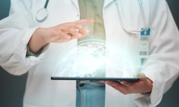 Lekarz Ręce Tablet Hologramem Globalnej Komunikacji Opieki Zdrowotnej Lub Telezdrowia — Zdjęcie stockowe