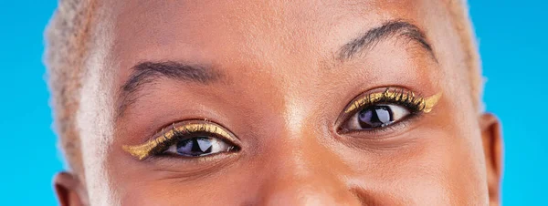 Retrato Maquillaje Delineador Ojos Ojos Mujer Negra Con Belleza Estudio — Foto de Stock