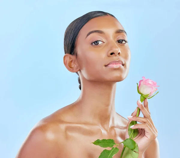 Vrouw Huidverzorging Roos Met Natuurlijke Schoonheid Portret Milieuvriendelijke Dermatologie Blauwe — Stockfoto