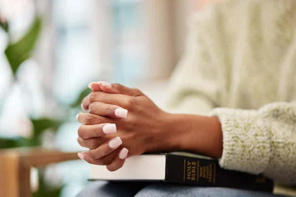 Hände Bibel Und Frau Beten Hilfe Glauben Oder Dankbarkeit Gott — Stockfoto