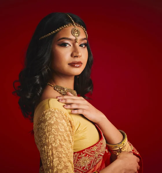 伝統的な服 ジュエリー サリの美しさを持つインドの女性のファッション 肖像画 アクセサリー 化粧品 化粧品と赤の背景に宗教 ヒンズー教と女性の顔 — ストック写真