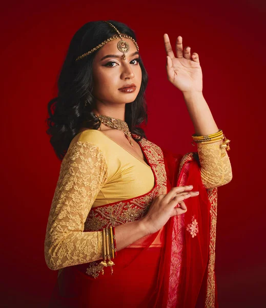 Portrét Krása Indická Žena Módou Tradiční Šaty Luxus Červeném Pozadí — Stock fotografie